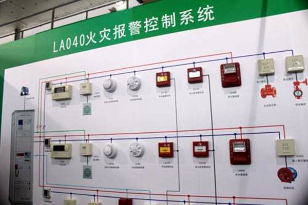 出現火警時，樓宇控制系統如何快速做出反應？